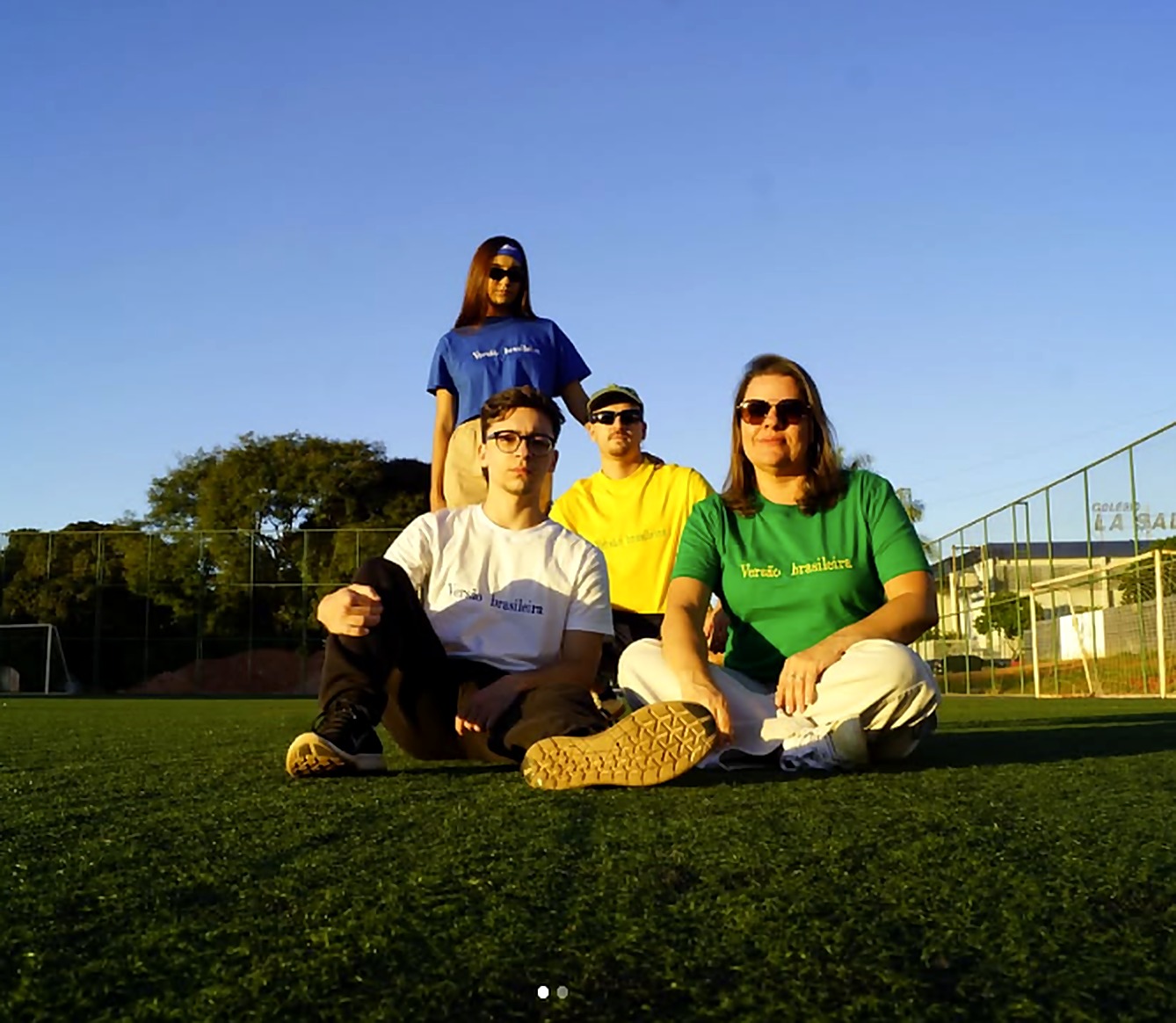Turma de amigos reunida no campo ao entardecer
